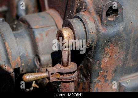 Les pignons en métal vieux mécanismes d'entraînement. Rusty gears utilisés dans des machines du siècle dernier. La saison de printemps. Banque D'Images