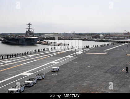 NORFOLK, Virginie (14 avril 2017) -- Les marins affectés à l'unité Pre-Commissioning Gerald R. Ford (CVN 78) les rails que le navire entre dans le port. La première classe de navire -- le premier porte-avions américain nouveau design en 40 ans - a passé plusieurs jours à la réalisation d'essais en mer du constructeur, un test complet de bon nombre des principaux systèmes du navire et des technologies. Banque D'Images