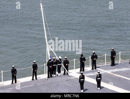 NORFOLK, Virginie (14 avril 2017) -- Les marins affectés à l'unité Pre-Commissioning Gerald R. Ford (CVN 78) couleurs détail se préparer à hisser le drapeau national pour la première fois dans le Norfolk. La première classe de navire -- le premier porte-avions américain nouveau design en 40 ans - a passé plusieurs jours à la réalisation d'essais en mer du constructeur, un test complet de bon nombre des principaux systèmes du navire et des technologies. Banque D'Images