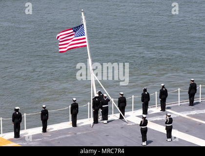 NORFOLK, Virginie (14 avril 2017) -- Les marins affectés à l'unité Pre-Commissioning Gerald R. Ford (CVN 78) couleur détail hissent le drapeau national pour la première fois dans le Norfolk. La première classe de navire -- le premier porte-avions américain nouveau design en 40 ans - a passé plusieurs jours à la réalisation d'essais en mer du constructeur, un test complet de bon nombre des principaux systèmes du navire et des technologies. Banque D'Images