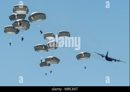 Parachutistes du 1er Bataillon, affecté au 501e Régiment d'infanterie de parachutistes d'infanterie, 4e Brigade Combat Team (Airborne), 25e Division d'infanterie de l'armée américaine, l'Alaska, descendre sur Malemute zone de chute après un saut de Nevada Air National Guard C-130H Hercules au cours de l'entraînement à joint Base Elmendorf-Richardson, Alaska, le 13 avril 2017. Les soldats de 4/25 appartiennent à la seule brigade aéroportée américaine dans le Pacifique et sont formés pour exécuter les manœuvres dans les conditions climatiques extrêmement froides/environnements de haute altitude à l'appui de combattre, de partenariat et d'opérations de secours en cas de catastrophe. Banque D'Images