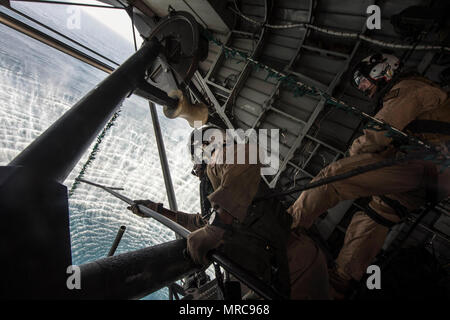 Le Golfe Arabique (27 mai 2017) Naval Air Crewman (hélicoptère) 2e classe Chinemere Anaeto, gauche, et Naval Air Crewman (hélicoptère) 1re classe Chris Leebeck, affecté à l'hélicoptère de la lutte contre les mines (HM) de l'escadron 15, récupérer un Q-24 sondeur latéral, à la véhicule dans le Golfe arabe d'un MH-53E Sea Dragon hélicoptère pendant la lutte contre les mines de l'exercice Trident 2017 Artemis, 27 mai. Artémis Trident est un exercice international, qui se concentre sur la protection des voies maritimes et les voyages de commerce international. (U.S. Caméra de combat de la marine photo par la communication de masse Specialis Banque D'Images