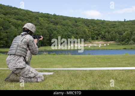 Un aviateur tire sa carabine M4 au cours de la SGT Henry Johnson Combat Rifle Match individuel dans le cadre de la 38e conférence annuelle de l 'étiquette (l'adjudant général) Match' lutter contre le maintien en puissance d'entraînement au Camp Smith Site de formation, N.Y., le 3 juin 2017. Le TAG Match est un événement de 3 jours menée par la Garde Nationale de New York afin de promouvoir l'excellence en entraînement et offrent aux soldats, aviateurs et Milice d'État l'occasion de tester leurs compétences et systèmes d'armes dans un environnement axé sur les combats. (U.S. Photo de la Garde nationale par la CPS. Amouris Coss) Banque D'Images