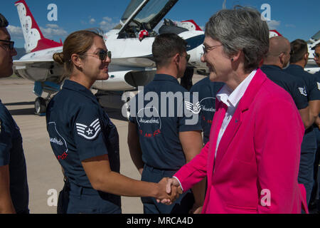 La base aérienne Peterson, Colorado- l'honorable Heather Wilson, secrétaire de l'Armée de l'air, accueille le Thunderbirds à la base aérienne Peterson, au Colorado, le 25 mai 2017. Wilson a passé quelques jours à rencontrer aviateurs à Peterson dans le cadre de sa visite en tant que base, et les Thunderbirds SECAF étaient en ville pour effectuer à l'US Air Force Academy cérémonie de remise de diplômes. (U.S. Air Force Photo/Dave sombre) Banque D'Images