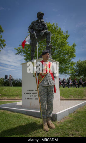 Le sergent-major de batterie. Aledia Redentor appuie le 'Iron Mike' Memorial à St Mere-Eglise, France. Photo de l'Armée américaine par la CPS. Joseph Agacinski/relâché. Banque D'Images