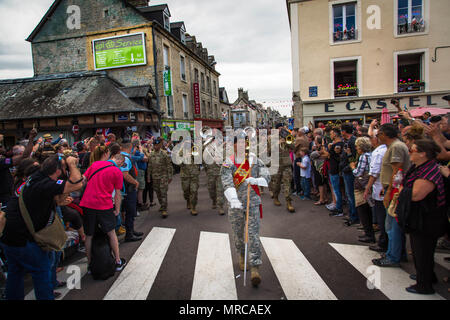 L'USAREUR Band, dirigé par le sergent-major de batterie. Redentor Aledia, des marches dans un défilé à St Mere-Eglise, France, pour le D-Day 73. Photo de l'Armée américaine par la CPS. Joseph Agacinski/relâché. Banque D'Images