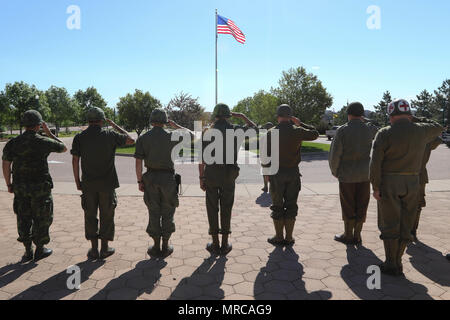 Reconstitueurs militaire historique du Colorado Groupe Historique Militaire de rendre un hommage aux stars and stripes lors de la cérémonie de lever de drapeau à la 4e Division d'infanterie, du Musée d'histoire vivante jour annuel à Kit Carson Memorial Park, Fort Carson, Colorado, le 3 juin 2017. Le CMHG est un organisme sans but lucratif l'histoire vivante et reproduisant group avec un accent sur la préservation de l'histoire de la Seconde Guerre mondiale en participant à des événements publics tels que des défilés, réunions d'anciens combattants, de la montre et de reconstitutions historiques. Banque D'Images