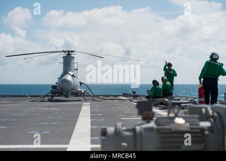 170602-N-PD309-023 Golfe de Thaïlande (2 juin 2017) marins affectés à l 'Wildcards' d'hélicoptères de combat de la mer 23 Escadron préparer le MQ-8B Firescout véhicule aérien pour lancer à bord littoral lutte contre le USS Coronado (LCS 4) au cours de la préparation et de la formation Coopération à flot (CARAT) de Thaïlande. CARAT est une série de commande du Pacifique, parrainé par l'U.S Pacific Fleet-conduit des exercices bilatéraux organisés chaque année en Asie du Sud et du sud-est de renforcer les liens et d'améliorer la disponibilité opérationnelle. CARAT événements exercice couvrent un large éventail de disciplines et domaines de compétence de la marine de surface, sous-marine, y compris Banque D'Images