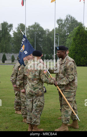 Le Lieutenant-colonel de l'armée américaine Frank E. Jefferson (officier de revue), donne à l'entreprise à slt Jose M. Marrero-Aguila au cours de la Compagnie Bravo, du bataillon d'AFNorth cérémonie de passation de commandement, dans le Grand quartier général des Puissances alliées en Europe, Bruxelles, Belgique, le 24 mai 2017. (U.S. Photo de l'armée par Visual Spécialiste de l'information Pascal Demeuldre) Banque D'Images