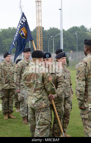 2e Armée américaine, le Lieutenant Jose M. Marrero-Aguila (incoming), renvoie les couleurs de son entreprise au cours de la Compagnie Bravo, du bataillon d'AFNorth cérémonie de passation de commandement, dans le Grand quartier général des Puissances alliées en Europe, Bruxelles, Belgique, le 24 mai 2017. (U.S. Photo de l'armée par Visual Spécialiste de l'information Pascal Demeuldre) Banque D'Images