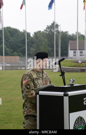 2e Armée américaine, le Lieutenant Jose M. Marrero-Aguila, raconte ses travaux futurs projets et rend hommage à ses soldats au cours de la Compagnie Bravo, du bataillon d'AFNorth cérémonie de passation de commandement, dans le Grand quartier général des Puissances alliées en Europe, Bruxelles, Belgique, le 24 mai 2017. (U.S. Photo de l'armée par Visual Spécialiste de l'information Pascal Demeuldre) Banque D'Images