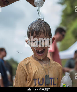 Aidan Flippo, pilote d'un jour candidat, a l'eau versée sur la tête après avoir terminé un organisme de bienfaisance de boue-exécuter le 20 mai 2017, à Niceville, en Floride. Flippo a été choisi pour être la 33e Escadre de chasse est pilote d'un jour. Aidan est né avec la Dysplasie Septo optique quels effets les yeux et les reins. Au cours de sa journée, il a rencontré les pilotes de F-35, a visité un avion, a travaillé avec les responsables d'avions et bien plus encore. (U.S. Photo de l'Armée de l'air par le sergent. Peter Thompson) Banque D'Images