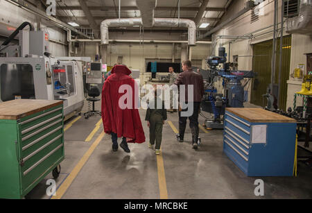 Aidan Flippo, pilote d'un jour, le candidat entre dans la fabrication des capacités de vol, escorté par 'Star Seigneur' et ' Dr Strange' 25 mai 2017, à la base aérienne d'Eglin, en Floride. Flippo a été choisi pour être la 33e Escadre de chasse est pilote d'un jour. Aidan est né avec la Dysplasie Septo optique quels effets les yeux et les reins. Au cours de sa journée, il a rencontré les pilotes de F-35, a visité un avion, a travaillé avec les responsables d'avions et bien plus encore. (U.S. Photo de l'Armée de l'air par le sergent. Peter Thompson) Banque D'Images