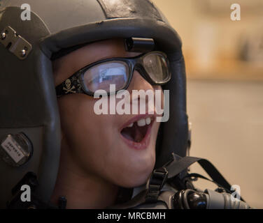 Aidan Flippo, pilote d'un jour candidat, un simulateur de vol F-35 le 25 mai 2017, à la base aérienne d'Eglin, en Floride. Flippo a été choisi pour être la 33e Escadre de chasse est pilote d'un jour. Aidan est né avec la Dysplasie Septo optique quels effets les yeux et les reins. Au cours de sa journée, il a rencontré les pilotes de F-35, a visité un avion, a travaillé avec les responsables d'avions et bien plus encore. (U.S. Photo de l'Armée de l'air par le sergent. Peter Thompson) Banque D'Images