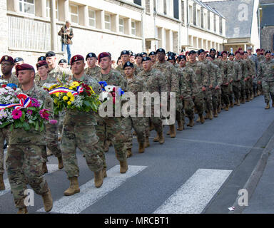 Les bérets et les couronnes. MONTEBOURG, France--plus de 100 soldats de l'armée américaine, rejoindre le général commandant, compatriotes Français et les gens de Montebourg, en France, au cours d'une marche du centre-ville de la ville, World War II memorial wall. Sélectionnez les soldats de "lutter contre les aigles,' 1er Bataillon, 8e Régiment d'infanterie de la 3ème Armored Brigade Combat Team, 4ème Inf. Div., ont participé à la marche pour le monument du dévouement organisée par le général Ryan F. Gonsalves, général commandant de la 4ème Inf. Div., Monteburg leaders civiques, compatriotes français et des anciens combattants. Les soldats de la 3e sont actuellement ABCT dep Banque D'Images