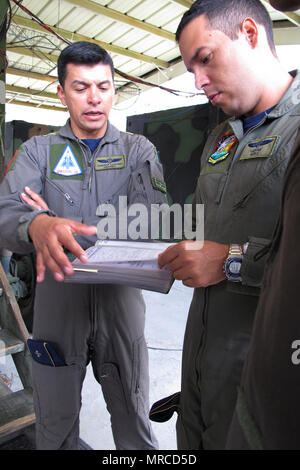 Le Lieutenant-colonel de l'Armée de l'air colombienne Jorge Ordonez (à gauche) et le capitaine de l'Armée de l'air colombienne, Rodrigo Nunez regarder par dessus Interception contrôlée du sol des manuels de formation à l'Air National Guard 117th Air Control Squadron à Hunter Army Airfield à Savannah, en Géorgie le 30 mai au 2 juin 2017, au cours d'un programme de partenariat de l'État l'engagement avec la Garde nationale de Caroline du Sud. (U.S. Photo de la Garde nationale aérienne par le Capitaine Stephen D. Hudson) Banque D'Images