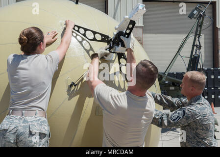 Le sergent-chef Mark Hurst, 552nd Air Control Wing, chef de commande (à droite) est montré comment assembler le petit dossier de communication par les membres de la 726e Escadron de l'air, le 31 mai 2017, à Mountain Home Air Force Base, Texas. Le 726e est le premier Air Control Squadron pour tester le système et signaler si c'est quelque chose qu'ils doivent continuer à travailler avec. (U.S. Air Force photo par un membre de la 1re classe Jeremy D. Wolff/libérés) Banque D'Images