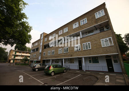 NOTE DU RÉDACTEUR : LE NUMÉRO DE MAISON ET AVEC LES PLAQUES DE NUMÉRO PAR PA Photo 24 La scène à Islington, au nord de Londres, où une personne a été blessé par un 95-year-old man, jeudi matin. La femme de 61 ans a été transporté à l'hôpital avec des blessures à la tête, mais il est mort juste avant 11h le vendredi matin. Banque D'Images