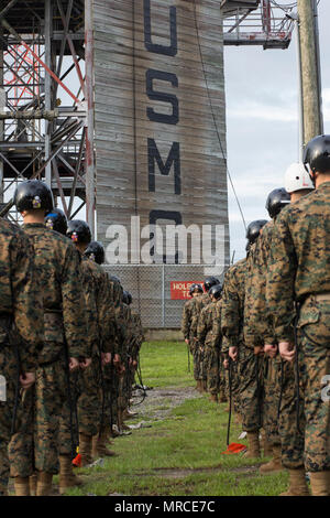 Les recrues du Corps des Marines des États-Unis avec Oscar Société, 4e Bataillon et la Compagnie Mike, 3e Bataillon, Régiment d'entraînement des recrues, assister à un cours sur les techniques de corde sur le recrutement du Corps des Marines, dépôt de l'Île Parris, S.C., le 6 juin 2017. Les deux recrues apprennent les techniques et rapide à la corde rappeling. (U.S. Marine Corps photo par le Cpl. Richard Currier/libérés) Banque D'Images