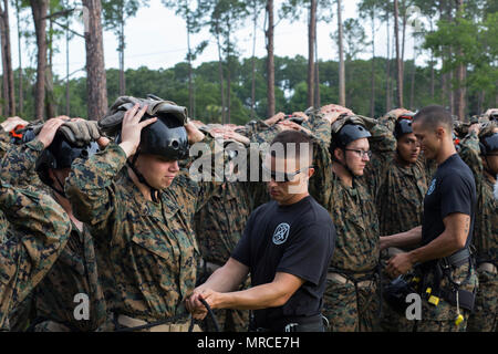 U.S. Marine Corps Ecr. Leigh Corey Williams, peloton 4026, Oscar Société, 4e bataillon, et ECR. Ryan Ritchy, peloton 3052, la Compagnie Mike, 3e Bataillon, Régiment d'entraînement des recrues, sont inspectés avant de descendre de la tour de rappel Marine Corps Recruter Depot, Parris Island, S.C., le 6 juin 2017. Les deux recrues apprennent les techniques et rapide à la corde rappeling. (U.S. Marine Corps photo par le Cpl. Richard Currier/libérés) Banque D'Images