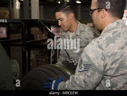 Les cadres supérieurs de l'US Air Force Airman Garcia, Jerod gauche, un technicien de l'inventaire et le sergent. Ostalaza Bernardo, le sous-officier responsable de l'entreposage central, toutes deux affectées au 6e Escadron de préparation logistique, de charger un KC-135 Stratotanker volant d'aéronefs et de pneu sur un rack, 1, juin 2017, à la base aérienne MacDill, Floride aviateurs d'aider à soutenir les pièces d'aéronefs qui sont nécessaires en cas d'un avion exige des réparations d'entretien. (U.S. Air Force photo par un membre de la 1re classe Adam R. Shanks) Banque D'Images