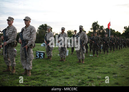 Les recrues du Corps des Marines des États-Unis avec Hotel Company, 2e bataillon, et Novembre Company, 4e Bataillon, Régiment d'entraînement des recrues, attendre pour un exposé sur les mesures de sécurité à la ville de Hue sur gamme Marine Corps Recruter Depot, Parris Island, S.C., le 6 juin 2017. Avec la qualification M16-A4 carabine service recrute enseigne à comprendre le système d'armes afin de garder avec le concept 'Chaque fusilier marin." (U.S. Marine Corps photo par Lance Cpl. Sarah Stegall/libérés) Banque D'Images