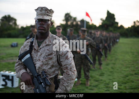 U.S. Marine Corps Ecr. Daniels, Wellington 2050 peloton, Compagnie d'Hôtel, 2e Bataillon, Régiment d'entraînement des recrues, attend un exposé sur les mesures de sécurité à la ville de Hue sur gamme Marine Corps Recruter Depot, Parris Island, S.C., le 6 juin 2017. Avec la qualification M16-A4 carabine service recrute enseigne à comprendre le système d'armes afin de garder avec le concept 'Chaque fusilier marin." (U.S. Marine Corps photo par Lance Cpl. Sarah Stegall/libérés) Banque D'Images