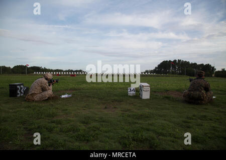 U.S. Marine Corps Ecr. Edgar Llacma (à gauche), du peloton 2050, Compagnie d'hôtel, et ECR. Nugeness d'été (à droite), platoon, 4024, novembre, 4e Bataillon du Régiment d'entraînement des recrues, le feu sur leur cible à la ville de Hue sur gamme Marine Corps Recruter Depot, Parris Island, S.C., le 6 juin 2017. Avec la qualification M16-A4 carabine service recrute enseigne à comprendre le système d'armes afin de garder avec le concept 'Chaque fusilier marin." (U.S. Marine Corps photo par Lance Cpl. Sarah Stegall/libérés) Banque D'Images