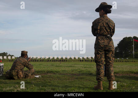 Le sergent du Corps des Marines des États-Unis. Danielle Wilkes, percer, formateur, entreprise Novembre 4024 peloton, 4e Bataillon, Régiment d'entraînement des recrues, supervise l'une de ses recrues à la ville de Hue sur gamme Marine Corps Recruter Depot, Parris Island, S.C., le 6 juin 2017. Avec la qualification M16-A4 carabine service recrute enseigne à comprendre le système d'armes afin de garder avec le concept 'Chaque fusilier marin." (U.S. Marine Corps photo par Lance Cpl. Sarah Stegall/libérés) Banque D'Images