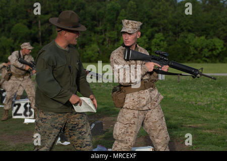 Le sergent du Corps des Marines des États-Unis. Max Tackett, instructeur de tir primaire, d'armes et la formation sur le terrain d'entraînement des recrues du Bataillon, Régiment, indique à ECR. Jacob, Jelesiewicz 2050 peloton, Compagnie d'Hôtel, 2e bataillon, à la ville de Hue sur gamme Marine Corps Recruter Depot, Parris Island, S.C., le 6 juin 2017. Avec la qualification M16-A4 carabine service recrute enseigne à comprendre le système d'armes afin de garder avec le concept 'Chaque fusilier marin." (U.S. Marine Corps photo par Lance Cpl. Sarah Stegall/libérés) Banque D'Images