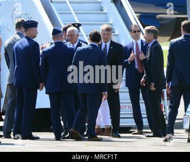 Le Colonel Gary Jones, Commandant de l'Escadre attaque 147e, et le sergent-chef en chef Michael Cornitius 147e, chef du Commandement de l'Escadre d'attaque, greet Vice-président Mike Pence à Ellington Field Joint Reserve Base à Houston le 7 juin 2017. Vice-président Pence est à Houston pour un événement à la NASA. Banque D'Images