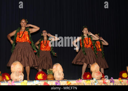 Danseurs de l'IUS Virginia O Tenesi Hawaiian Civic Club Dance Group effectuer une danse hawaïenne traditionnelle, le 31 mai 2017, Wilson, Théâtre Fort Campbell, Kentucky. La performance faisait partie de l'Asian American Pacific Islander Heritage mois célébration organisée par la 101st Airborne Division (Air Assault), Brigade de soutien 101e Abn. Div. (U.S. Photo de l'armée par le Sgt. Neysa Canfield/ 101e Bureau des affaires publiques de SBDE) Banque D'Images