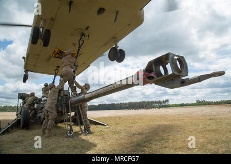 Pologne Groupe de combat des soldats américains, affectés à l'Escadron, 2ème batterie Bulldog, 2e régiment de cavalerie, avec la montagne 10e Brigade d'aviation de combat, mener la charge sous élingue et la formation d'assaut aérien avec M777A2 obusiers, pendant la grève, 2017 Sabre à Bemowo Piskie Zone Formation près de Orzysz, Pologne, Juin 7, 2017. Grève sabre17 est une multinationale dirigée par l'Europe de l'Armée forces combinées, mené chaque année pour renforcer l'alliance de l'OTAN dans la région de la Baltique et de la Pologne. L'exercice de cette année comprend et intégré de formation axés sur la dissuasion synchronisé conçu pour améliorer interoperabilit Banque D'Images