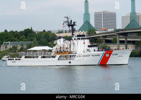 170607-N-ZP059-031 PORTLAND en Orégon, (7 juin 2017) - La coupe d'endurance moyenne (WMEC-630) Alerte arrive à Portland pour la semaine du Festival. Le festival de Portland et la Fleet Week sont une célébration de la mer avec des services marins, marines, et les membres de la Garde côtière des États-Unis et du Canada faisant de la ville un port d'escale. (U.S. Photo par marine Spécialiste de la communication de masse 2e classe Jacob G. Sisco/libérés) Banque D'Images