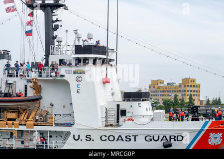 170607-N-ZP059-059 PORTLAND en Orégon, (7 juin 2017) - La coupe d'endurance moyenne (WMEC-630) Alerte arrive à Portland pour la semaine du Festival. Le festival de Portland et la Fleet Week sont une célébration de la mer avec des services marins, marines, et les membres de la Garde côtière des États-Unis et du Canada faisant de la ville un port d'escale. (U.S. Photo par marine Spécialiste de la communication de masse 2e classe Jacob G. Sisco/libérés) Banque D'Images