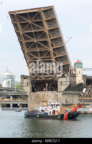 170607-N-ZP059-110 PORTLAND en Orégon, (7 juin 2017) - (WLI Bluebell USCGC-313) arrive à Portland pour la semaine du Festival. Le festival de Portland et la Fleet Week sont une célébration de la mer avec des services marins, marines, et les membres de la Garde côtière des États-Unis et du Canada faisant de la ville un port d'escale. (U.S. Photo par marine Spécialiste de la communication de masse 2e classe Jacob G. Sisco/libérés) Banque D'Images