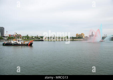 170607-N-ZP059-110 PORTLAND en Orégon, (7 juin 2017) - (WLI Bluebell USCGC-313) arrive à Portland pour la semaine du Festival. Le festival de Portland et la Fleet Week sont une célébration de la mer avec des services marins, marines, et les membres de la Garde côtière des États-Unis et du Canada faisant de la ville un port d'escale. (U.S. Photo par marine Spécialiste de la communication de masse 2e classe Jacob G. Sisco/libérés) Banque D'Images