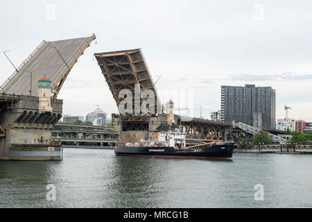 170607-N-ZP059-158 PORTLAND en Orégon, (7 juin 2017) - Ironwood USCGC (WLI-297) arrive à Portland pour la semaine du Festival. Le festival de Portland et la Fleet Week sont une célébration de la mer avec des services marins, marines, et les membres de la Garde côtière des États-Unis et du Canada faisant de la ville un port d'escale. (U.S. Photo par marine Spécialiste de la communication de masse 2e classe Jacob G. Sisco/libérés) Banque D'Images