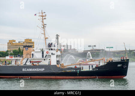 170607-N-ZP059-167 PORTLAND en Orégon, (7 juin 2017) - Ironwood USCGC (WLI-297) arrive à Portland pour la semaine du Festival. Le festival de Portland et la Fleet Week sont une célébration de la mer avec des services marins, marines, et les membres de la Garde côtière des États-Unis et du Canada faisant de la ville un port d'escale. (U.S. Photo par marine Spécialiste de la communication de masse 2e classe Jacob G. Sisco/libérés) Banque D'Images