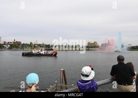 170607-N-LQ926-060 Portland, Oregon (7 juin 2017) Eaux intérieures USCGC baliseur de Bluebell (WLI 313) arrive à la rivière Portland Rose Festival de la Fleet Week. Le festival de Portland et la Fleet Week sont une célébration de la mer avec des services marins, marines, et les membres de la Garde côtière des États-Unis et du Canada faisant de la ville un port d'escale. (U.S. Photo par marine Spécialiste de la communication de masse 2e classe Alex Van'tLeven/libérés) Banque D'Images