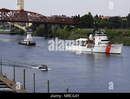 170607-N-wx604-016 Portland, Oregon (7 juin 2017) La coupe d'endurance moyen d'alerte (WMEC USCGC 630) arrive à la rivière Portland Rose Festival de la Fleet Week. Le festival de Portland et la Fleet Week sont une célébration de la mer avec des services marins, marines, et les membres de la Garde côtière des États-Unis et du Canada faisant de la ville un port d'escale. (U.S. Photo par marine Spécialiste de la communication de masse 2e classe Joseph Montemarano/libérés) Banque D'Images