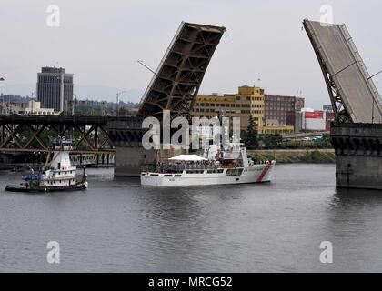 170607-N-wx604-086 Portland, Oregon (7 juin 2017) La coupe d'endurance moyen d'alerte (WMEC USCGC 630) arrive à la rivière Portland Rose Festival de la Fleet Week. Le festival de Portland et la Fleet Week sont une célébration de la mer avec des services marins, marines, et les membres de la Garde côtière des États-Unis et du Canada faisant de la ville un port d'escale. (U.S. Photo par marine Spécialiste de la communication de masse 2e classe Joseph Montemarano/libérés) Banque D'Images