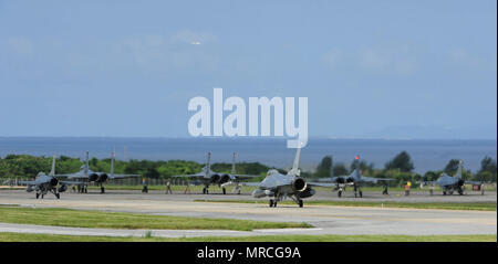 U.S. Air Force F-16 Fighting Falcon affecté à la 120e Escadron de chasse, Buckley Air Force Base, et des F-15 Eagle affecté à la 44e Escadron de chasse Recevez les dernières vérifications au cours d'une sortie de formation le 7 juin 2017, à Kadena Air Base, au Japon. Kadena est la clé de voûte de la région du Pacifique, avec des avions capables de prendre en charge plusieurs missions et exercices pratiques tout au long de la zone de responsabilité du Pacifique. (U.S. Photo de l'Armée de l'air par la Haute Airman Lynette M. Rolen) Banque D'Images