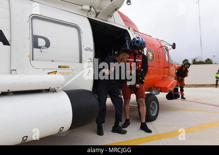Maître de 2e classe Lyman Dickinson, un technicien de l'aviation de la Garde côtière canadienne à la survie du secteur de San Diego, à aider un survivant simulée d'un hélicoptère Jayhawk MH-60 au cours d'un exercice de recherche et sauvetage conjointes avec la marine mexicaine à Ensenada, Mexique le 7 juin 2017. L'exercice simulait un incendie du navire au large de la côte, qui exigent une coordination internationale des efforts de recherche et de sauvetage. (U.S. Photo de la Garde côtière canadienne par le maître de 3e classe Joel Guzman) Banque D'Images