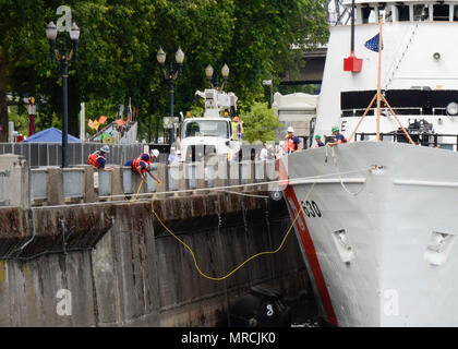 USCGC Alert (WMEC-630) est une tondeuse d'endurance moyenne de classe Reliance de la Garde côtière des États-Unis commandée pour des missions d'application de la loi maritime et de recherche et sauvetage. L'image d'archive documente les membres de l'équipage manipulant des lignes d'amarrage après leur arrivée pour le Portland Rose Festival et la Fleet week à Portland, Oregon, le 7 juin 2017. Banque D'Images