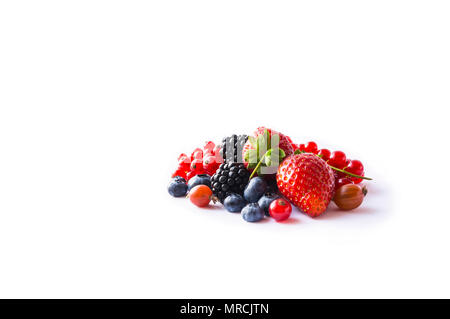 Mélanger les baies isolées sur fond blanc. Mûres bleuets, mûres, groseilles et fraises. Baies et fruits avec copie espace pour le texte. Frais divers Banque D'Images