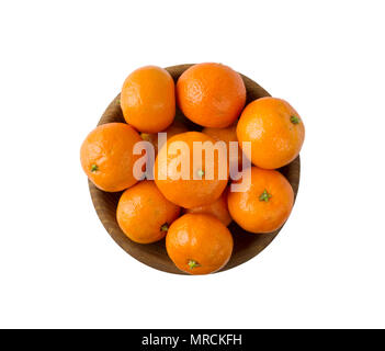 Mandarines dans un bol en bois avec copie espace pour le texte. Mûr et savoureux tangerines isolé sur blanc. Clémentines sur un fond blanc. Tanger d'arrière-plan Banque D'Images