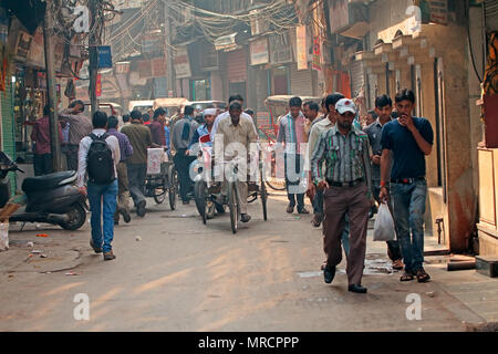 Delhi, Inde - le 20 novembre 2015 : la rue bondée de boutiques dans Old Delhi entassés avec des gens occupés à leurs activités quotidiennes Banque D'Images