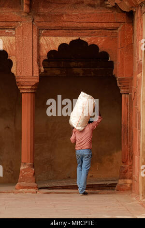 Agra, Inde - le 29 novembre 2015 : Un Indien portant 'n sac sur son épaule dans l'historique Fort Rouge d'Agra - site du patrimoine mondial de l'UNESCO Banque D'Images