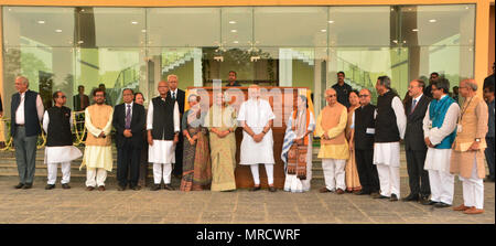 Birbhum, Inde. 25 mai, 2018. Premier ministre Naredra Modi et Premier Ministre du Bangladesh Sheikh Hasina (en milieu) ainsi que d'autres se place devant pierre inauguration lors de l'inauguration du Bangladesh Bhavan à Visva Bharati Universty, Shantiniketan.Premier ministre Narendra Modi, ainsi que Premier Ministre du Bangladesh Sheikh Hasina inaugure le Bangladesh Bhavan au sein du campus de l'Université Visva Bharati à Shantiniketan. Credit : Saikat Paul/Pacific Press/Alamy Live News Banque D'Images